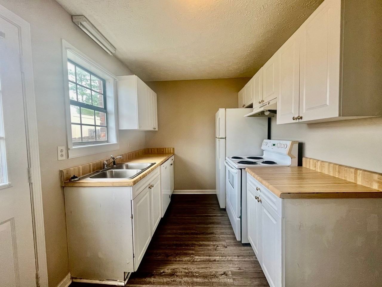 Oak Villa Apartments - Photo 2 of 17