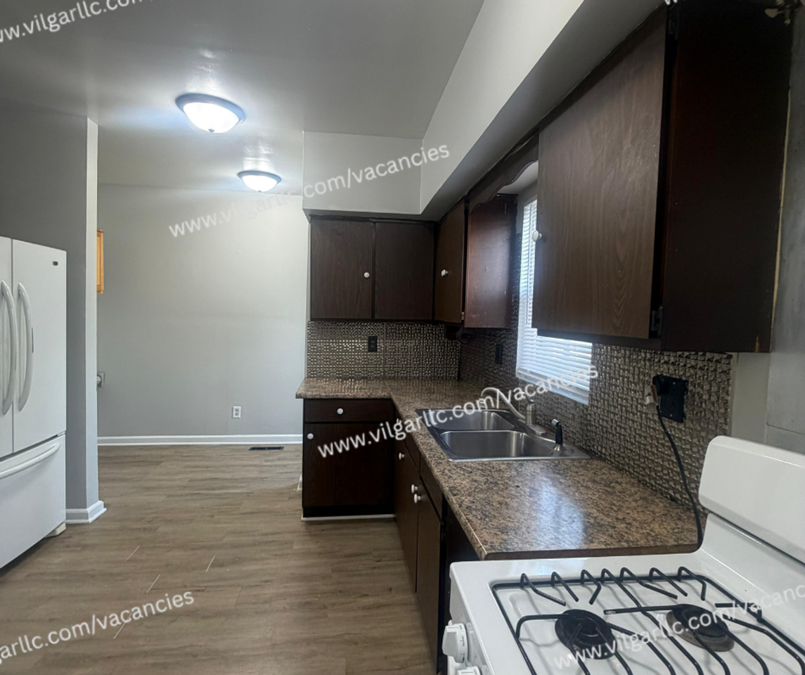 4727 Sheffield Ave - Photo 5 of 20