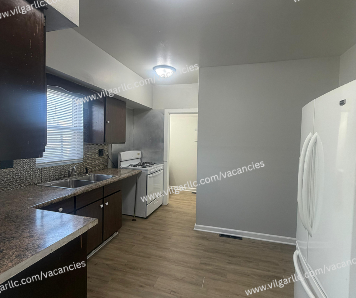 4727 Sheffield Ave - Photo 6 of 20