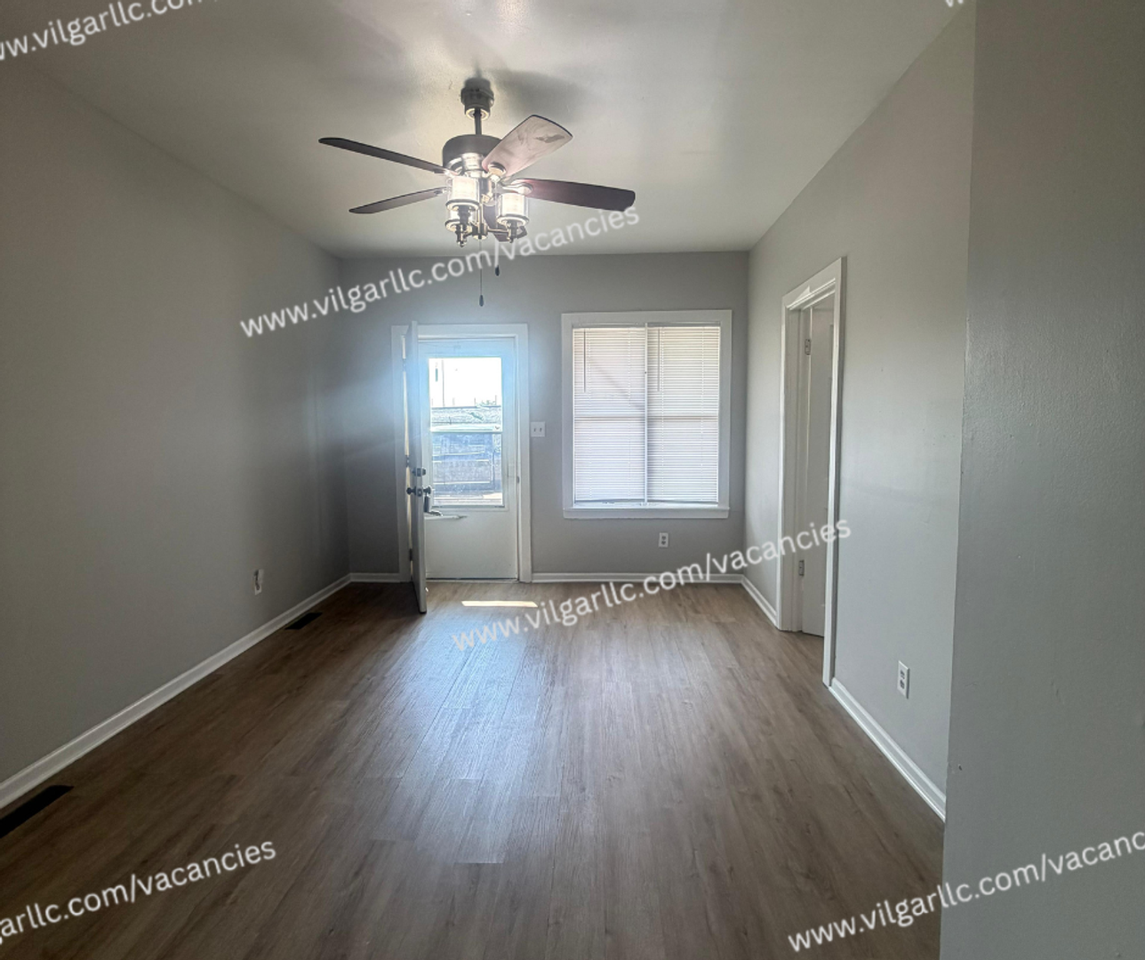 4727 Sheffield Ave - Photo 7 of 20