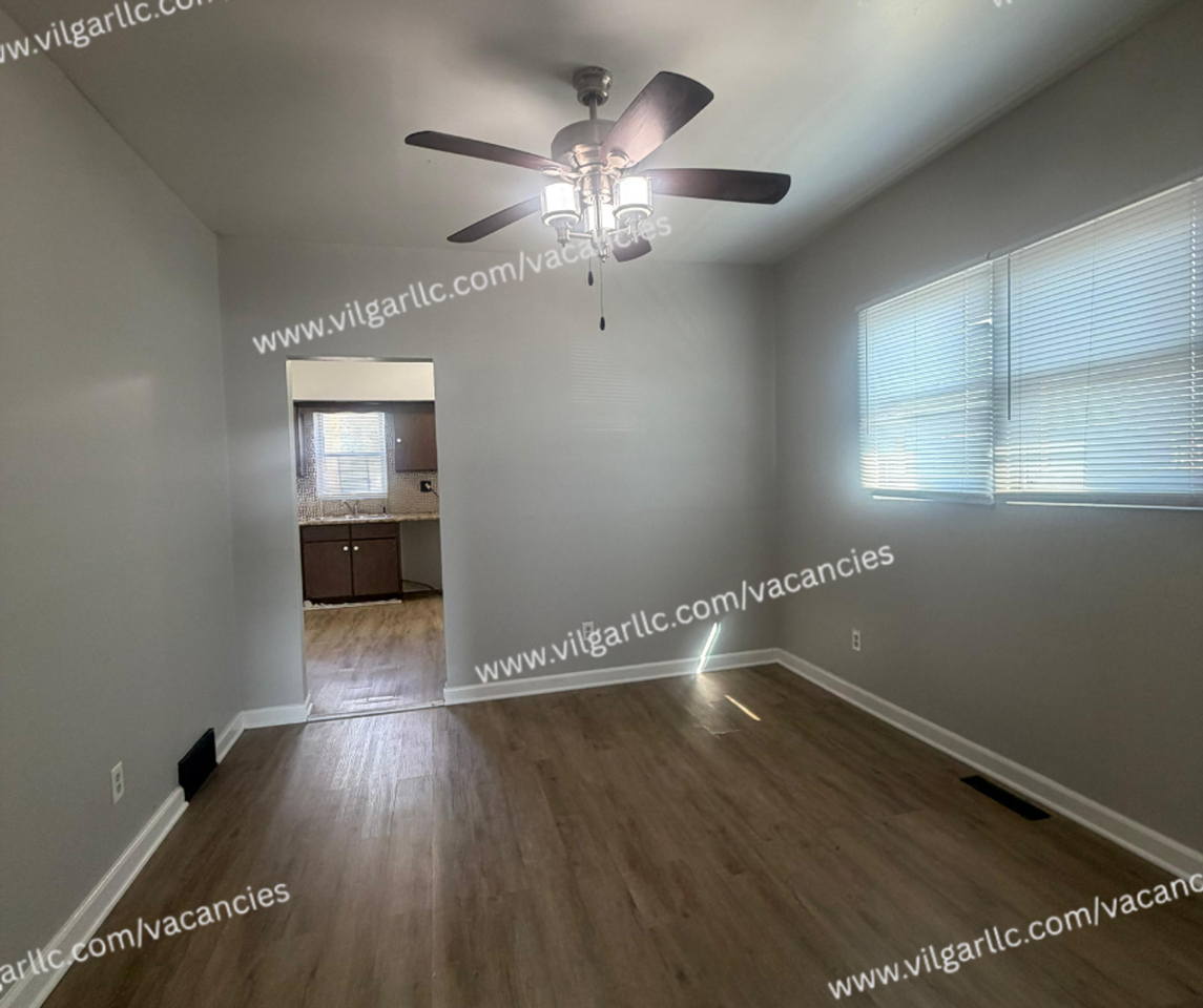 4727 Sheffield Ave - Photo 7 of 19