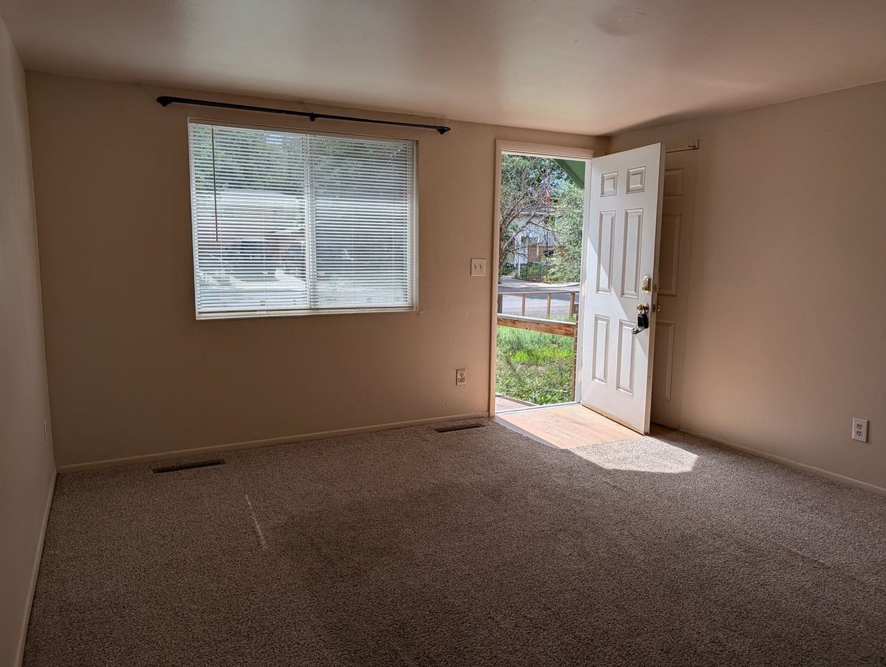 1227 Maxwell St - Photo 2 of 16