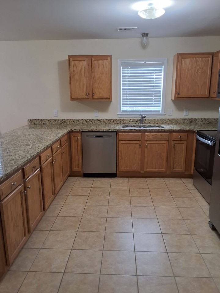 612 Cedar St - Photo 6 of 10
