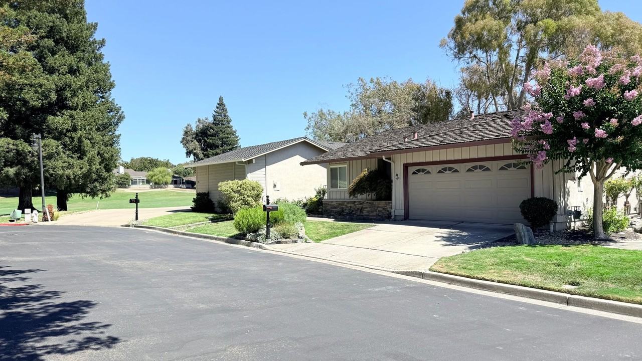 750 Paradise Valley Ct N - Photo 2 of 50