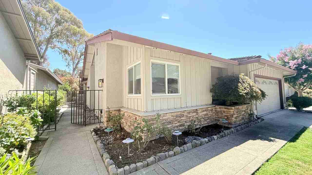 750 Paradise Valley Ct N - Photo 3 of 50