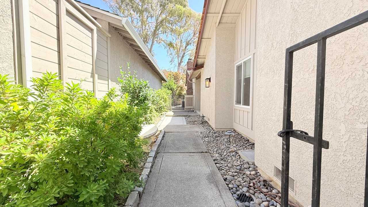 750 Paradise Valley Ct N - Photo 4 of 50