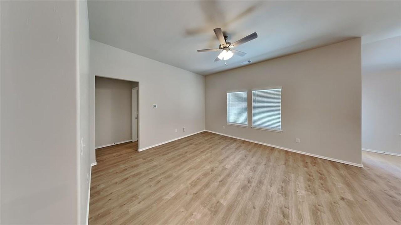 9124 Nw 127th Ter - Photo 5 of 22