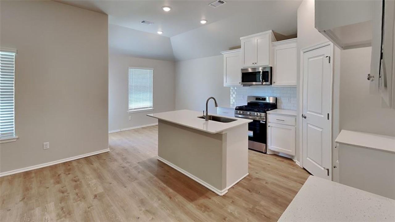 9124 Nw 127th Ter - Photo 6 of 22