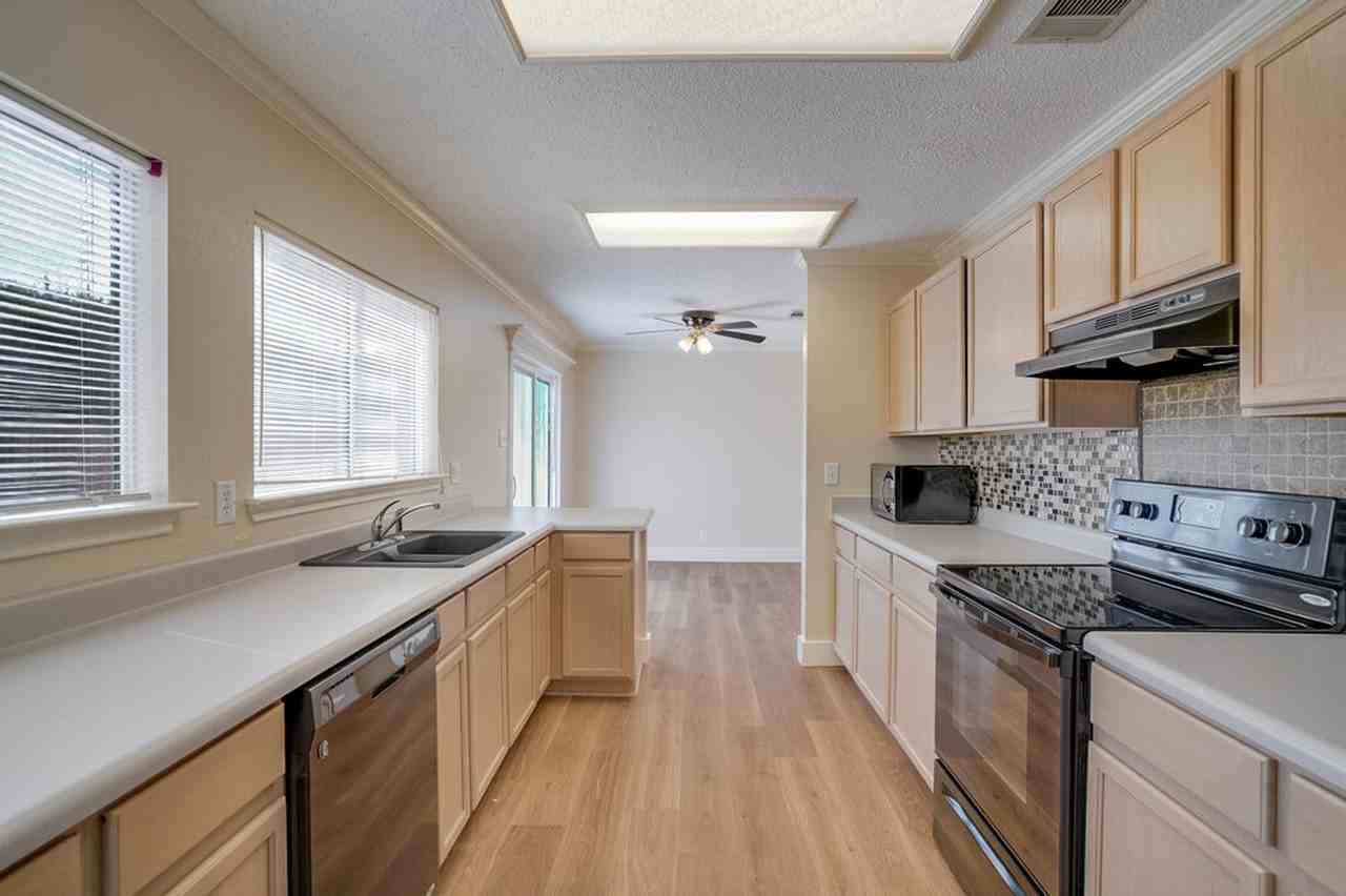 12920 Latchwood Ln - Photo 3 of 20