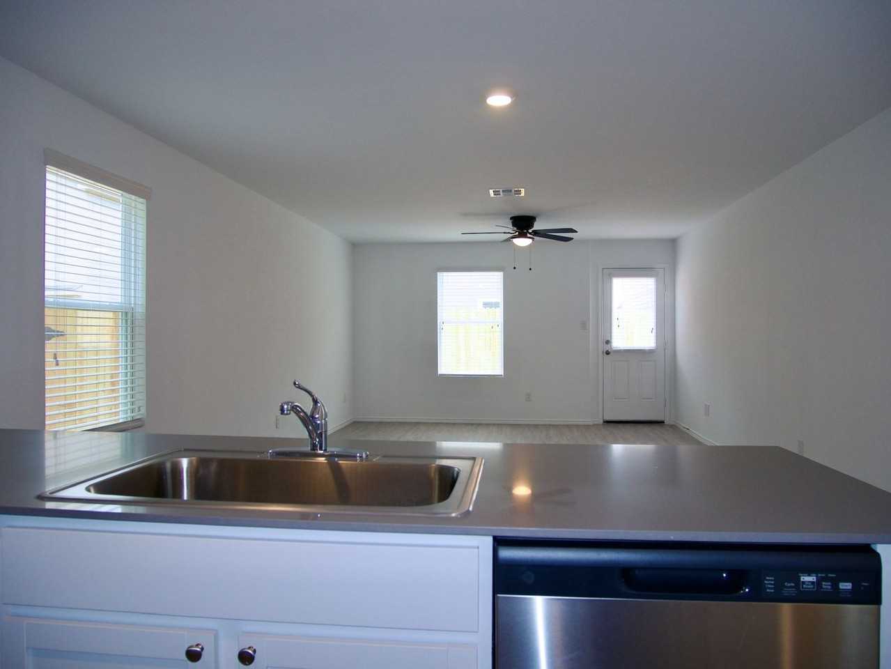 7627 Chancery Gate - Photo 4 of 32