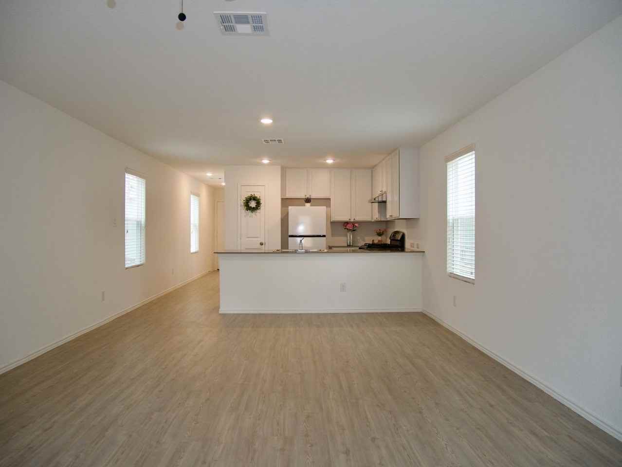7627 Chancery Gate - Photo 5 of 32