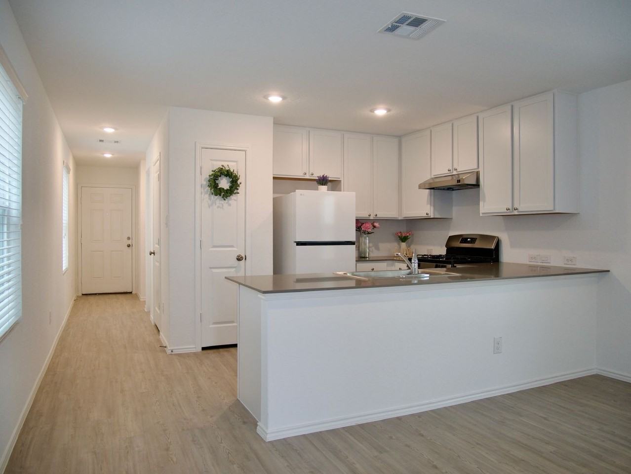 7627 Chancery Gate - Photo 6 of 32