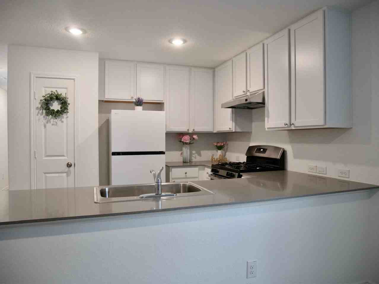 7627 Chancery Gate - Photo 7 of 32