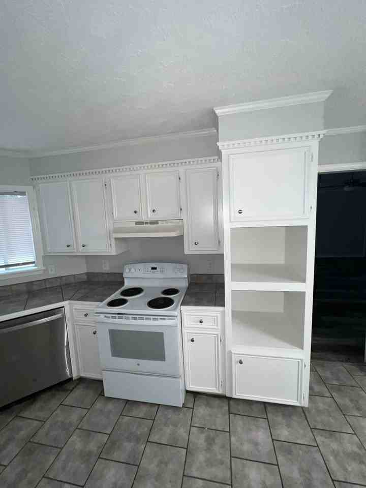 1426 Tracewood Dr - Photo 3 of 18