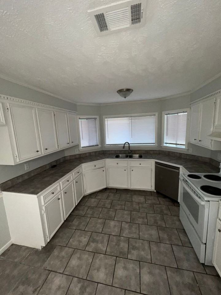 1426 Tracewood Dr - Photo 4 of 18
