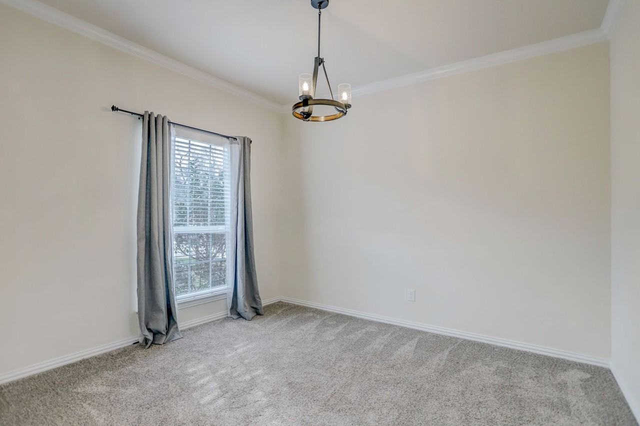 52 Hallmark Dr - Photo 5 of 15