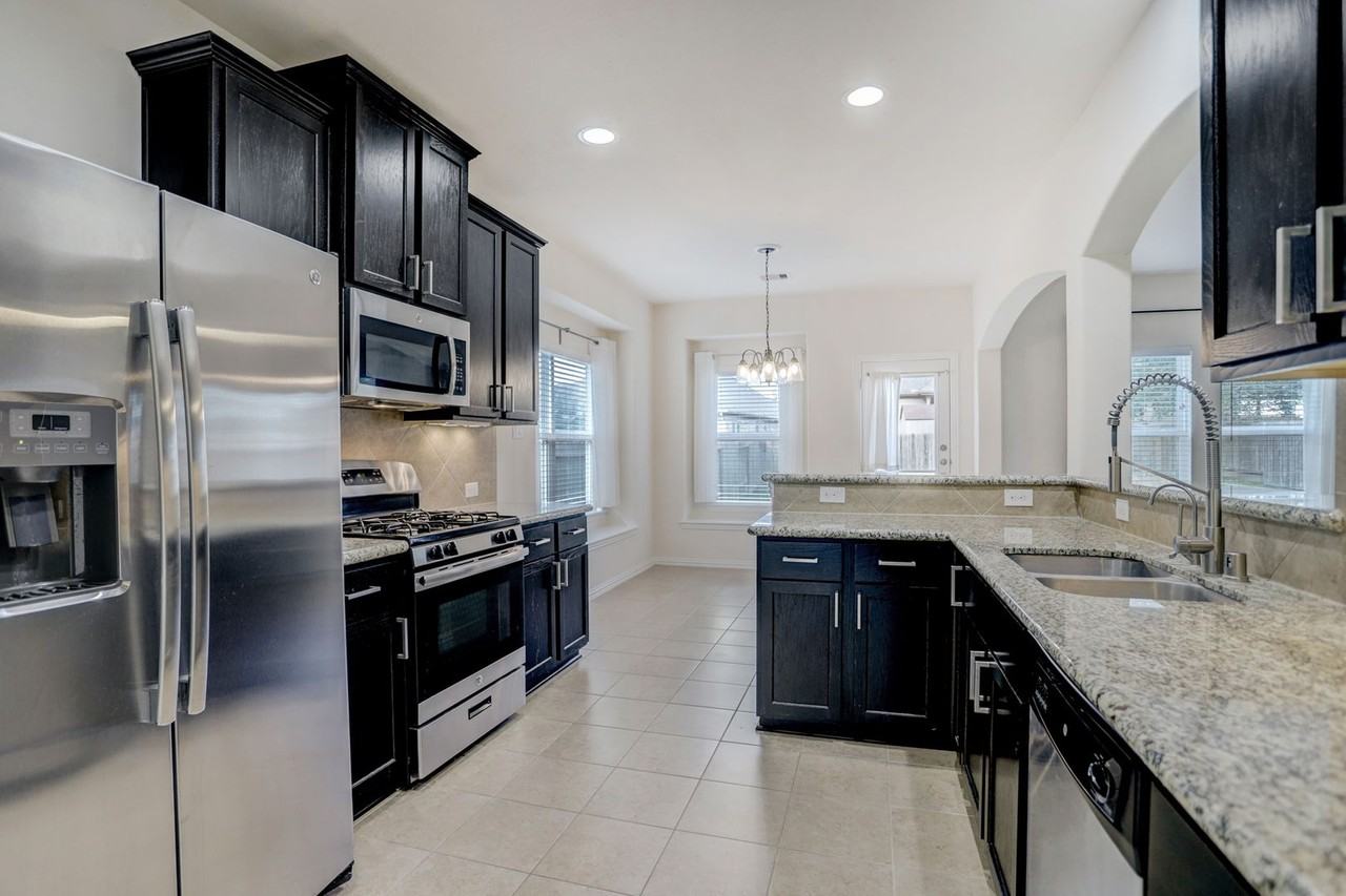 52 Hallmark Dr - Photo 7 of 15