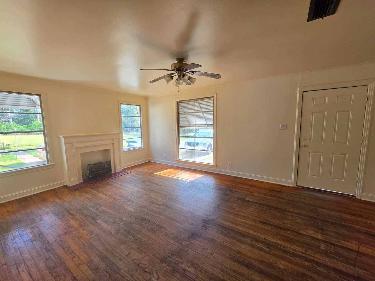 4022 Golf Links Blvd - Photo 4 of 10