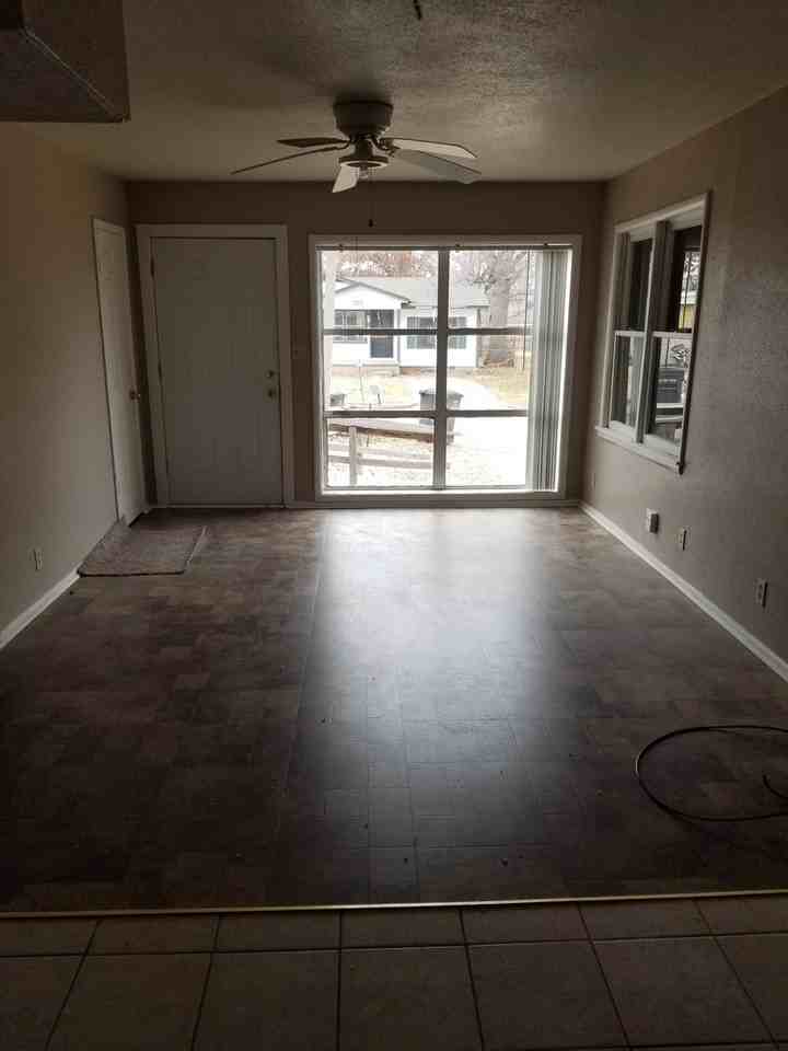 580 Se Elmhurst Ave - Photo 3 of 10