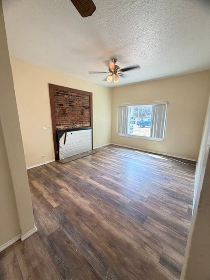 363 E Elm St - Photo 3 of 24