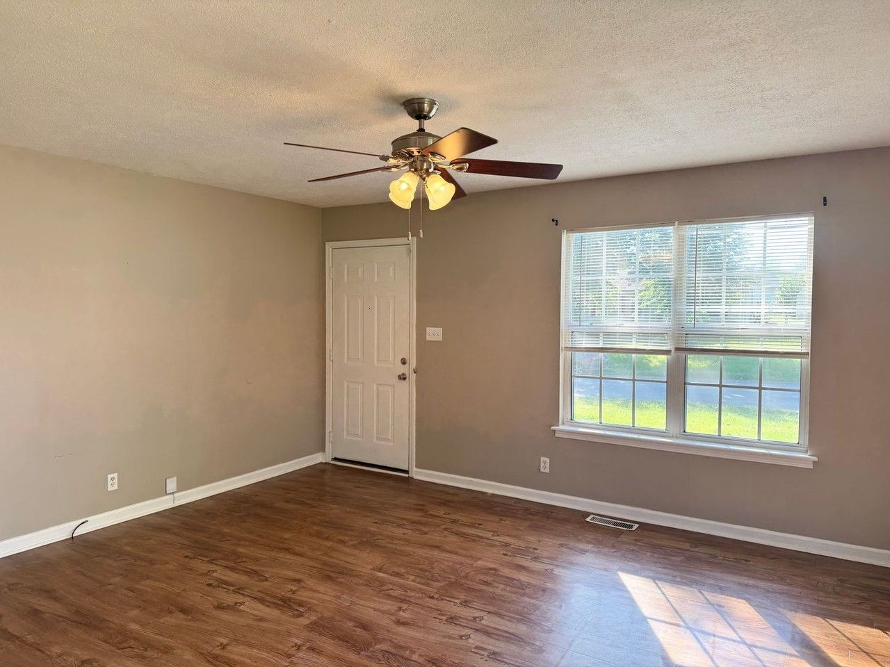 619 Artic Ave - Photo 4 of 31