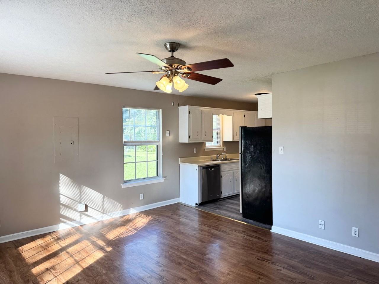 619 Artic Ave - Photo 5 of 31