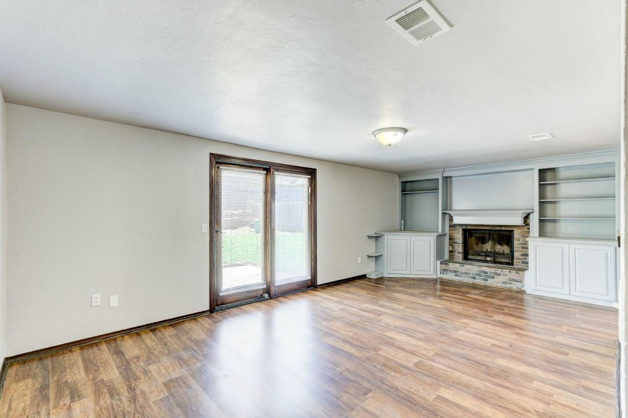 974 Castlebury Mansion - Photo 2 of 13