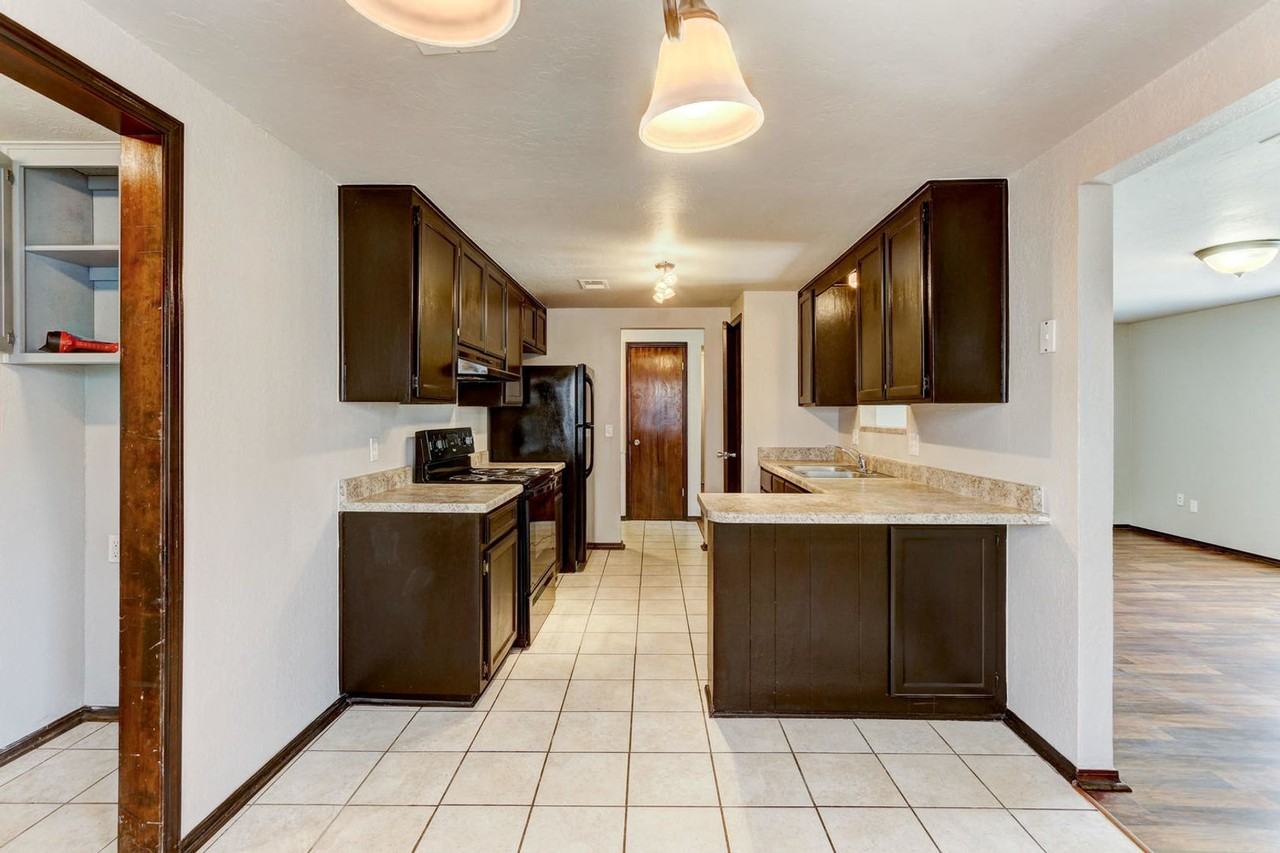 974 Castlebury Mansion - Photo 4 of 13