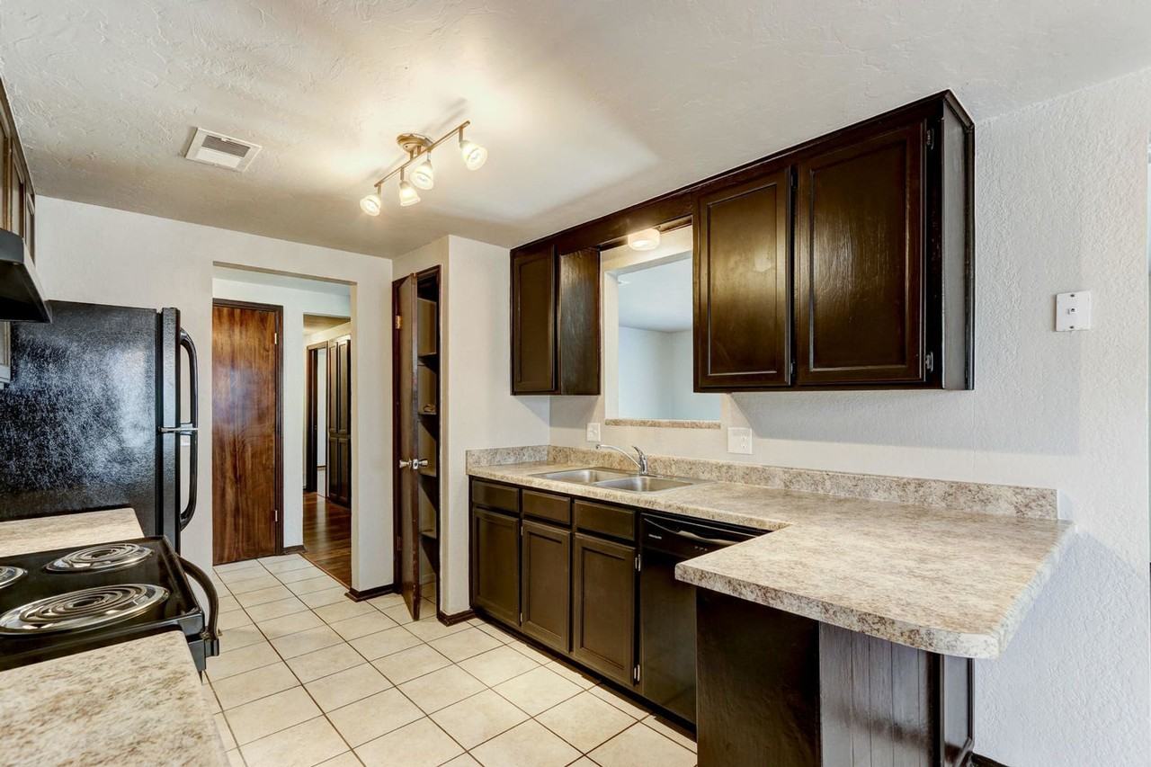 974 Castlebury Mansion - Photo 5 of 13