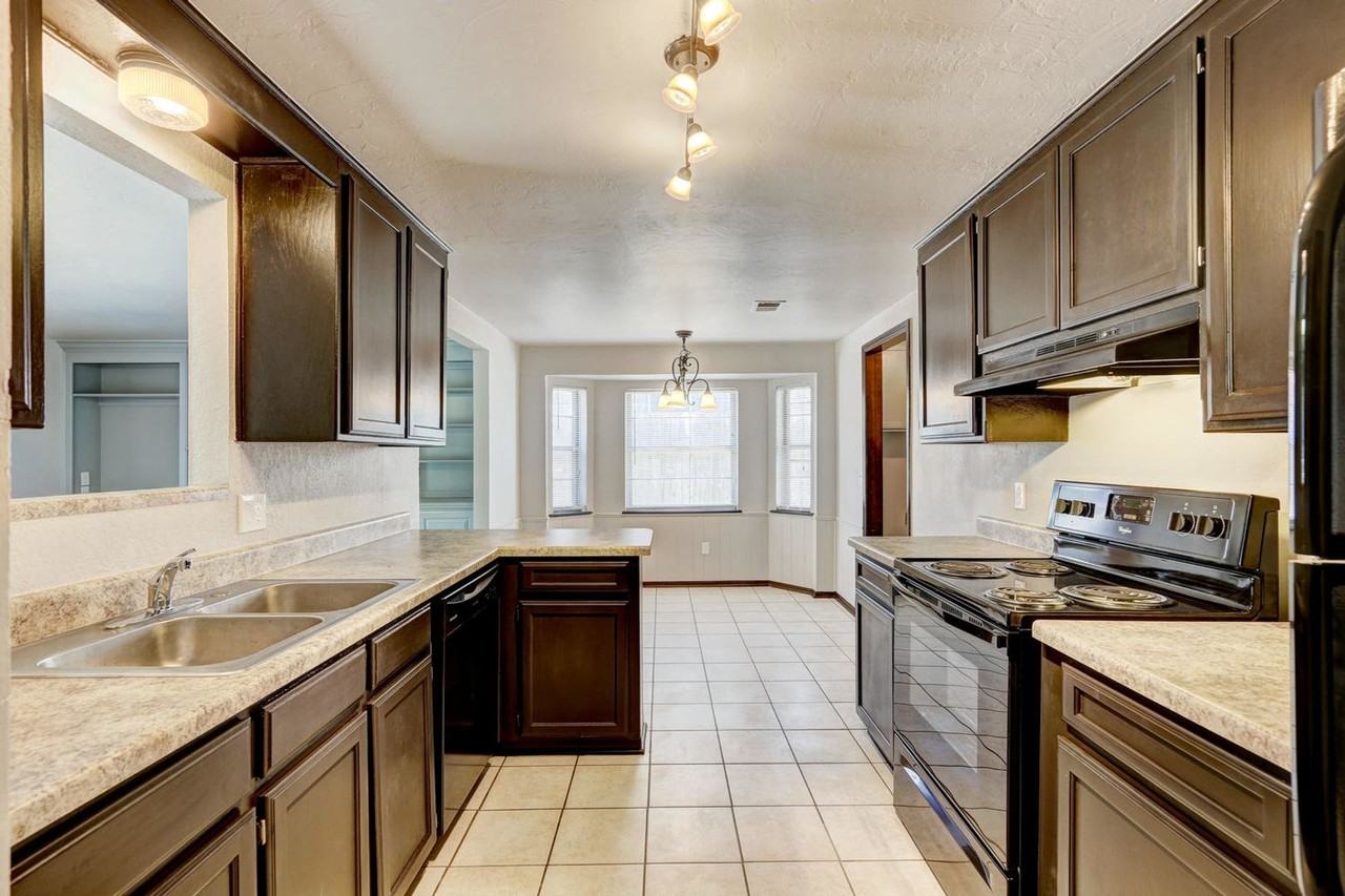 974 Castlebury Mansion - Photo 6 of 13
