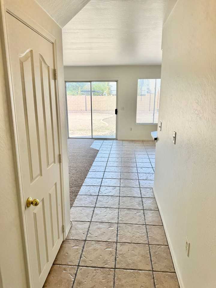 12214 W Apache St - Photo 4 of 30