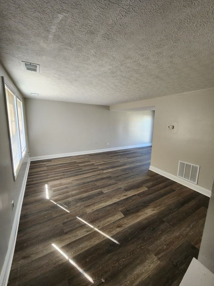 121 Mallard Ct - Photo 2 of 12