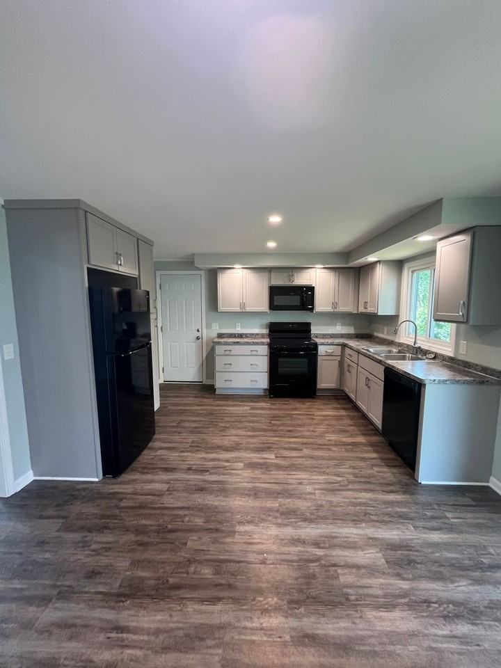 41 Capri Dr - Photo 2 of 32