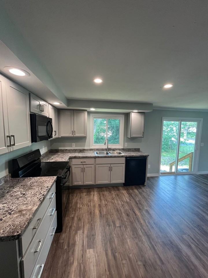 41 Capri Dr - Photo 3 of 32