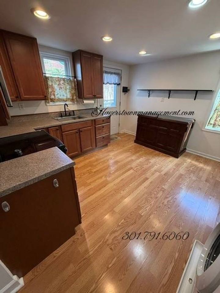 215 S Main St - Photo 6 of 11