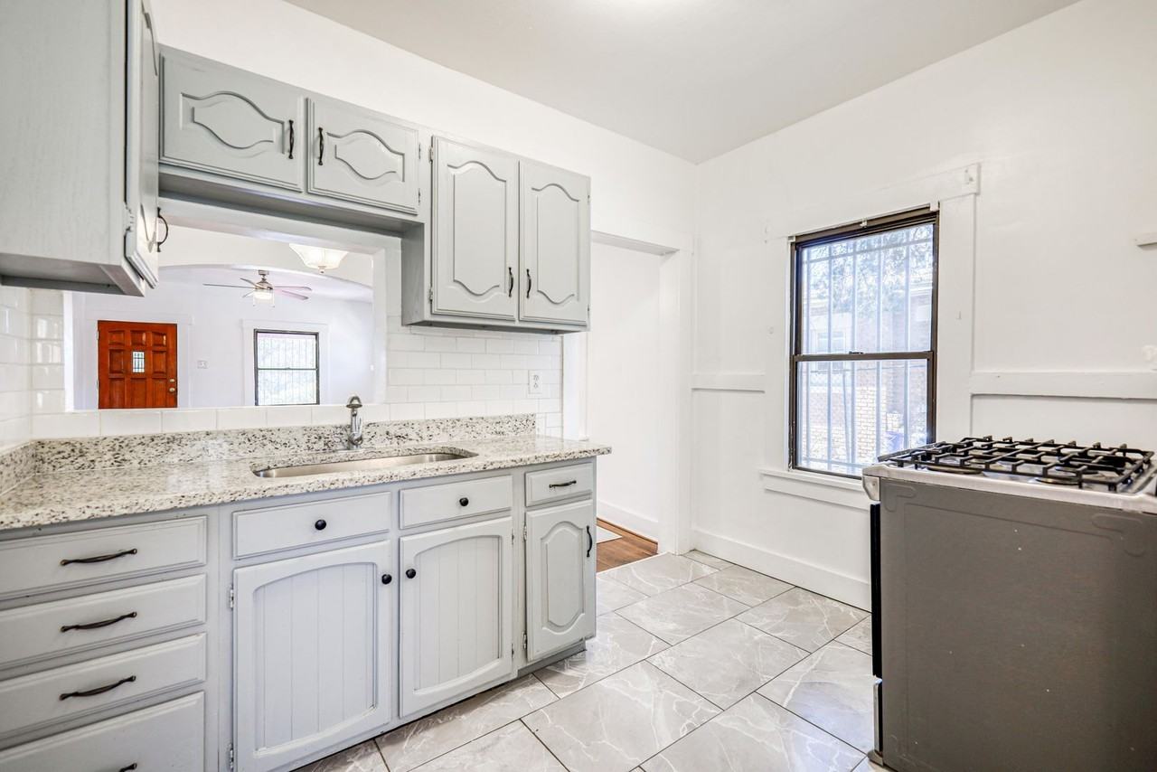 2727 Grant Ave - Photo 4 of 50
