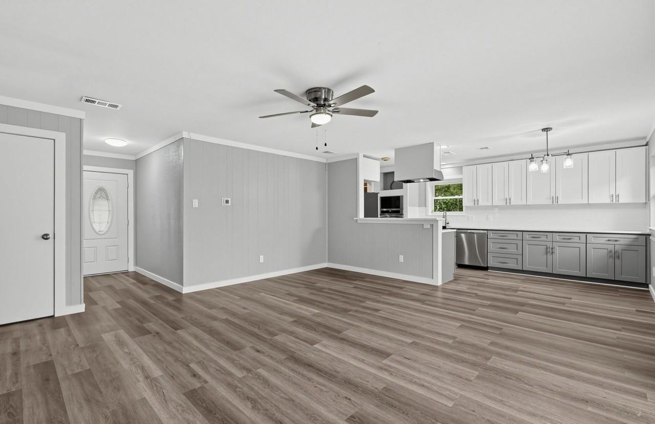 1929 Schumac Ln - Photo 3 of 21