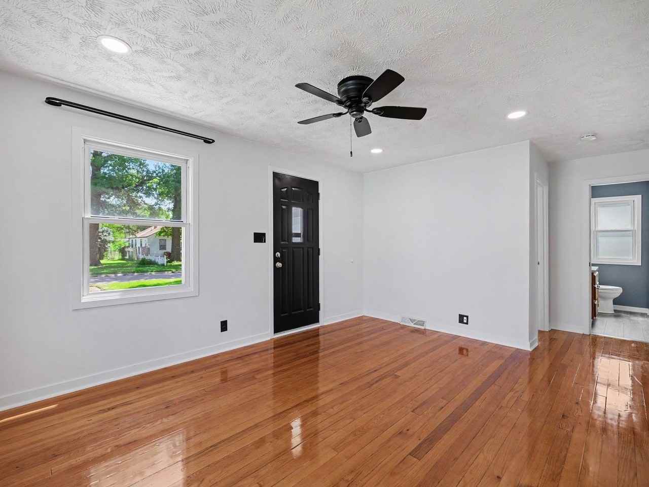 2304 Washington St - Photo 4 of 15