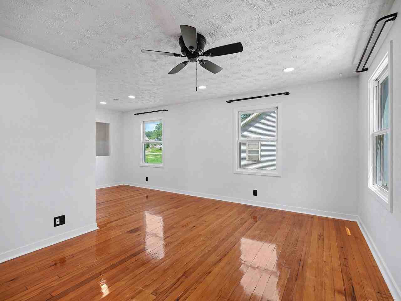 2304 Washington St - Photo 6 of 15