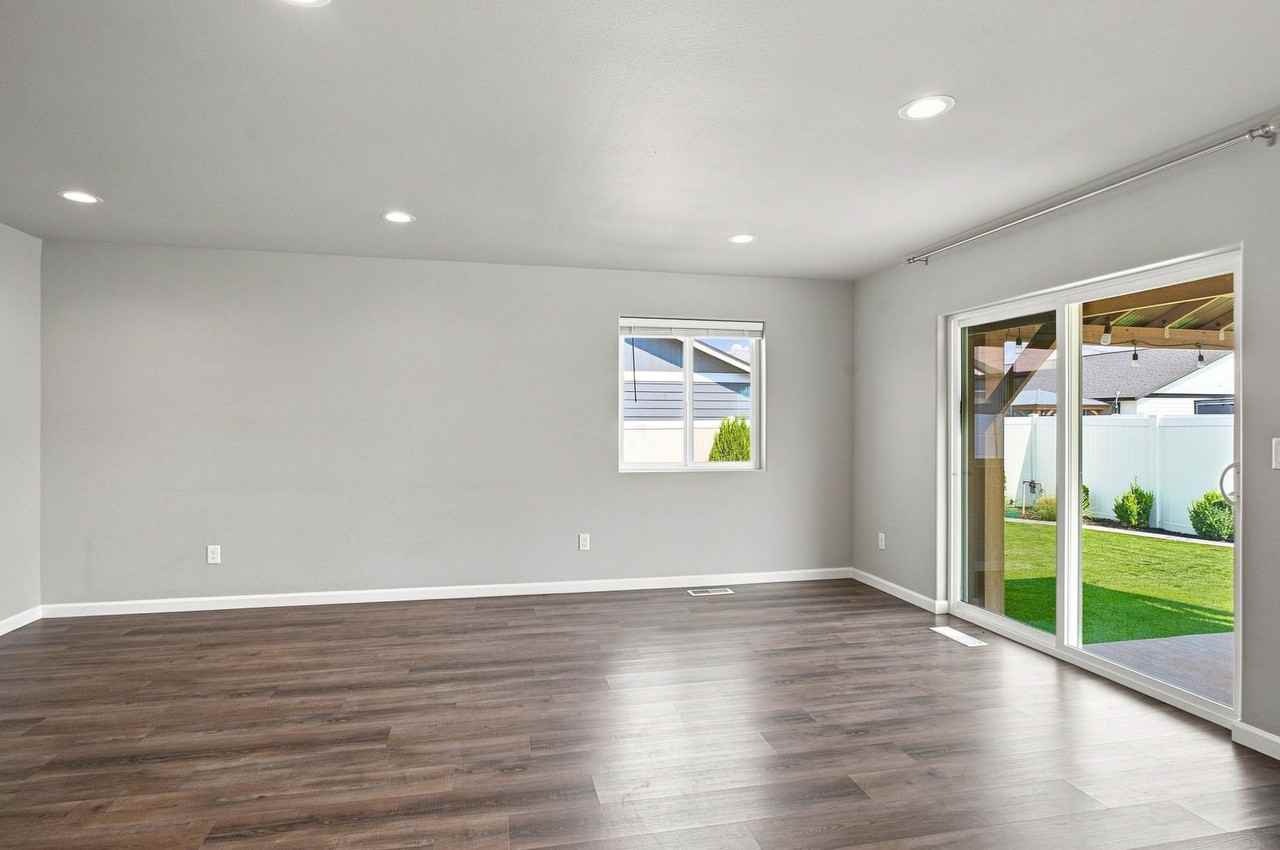 1469 Curtis Dr - Photo 3 of 16