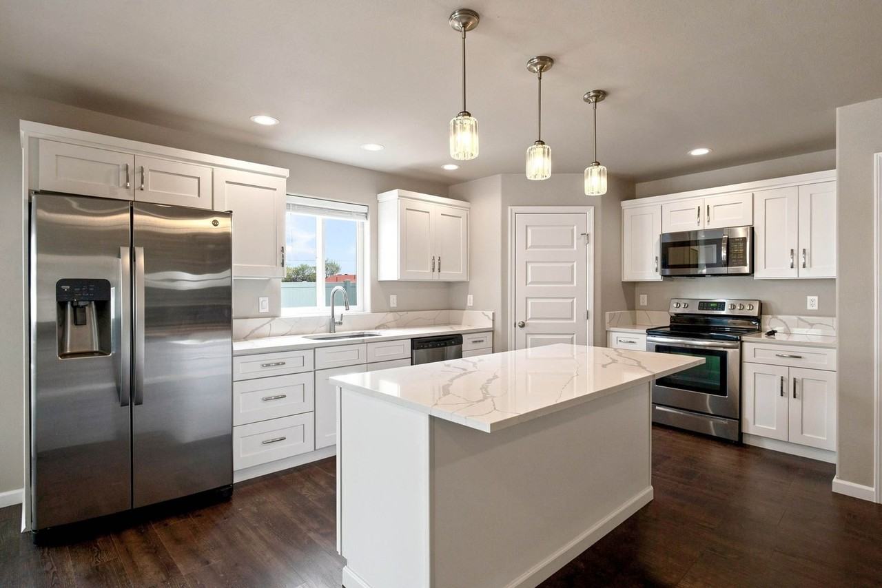 1469 Curtis Dr - Photo 4 of 16