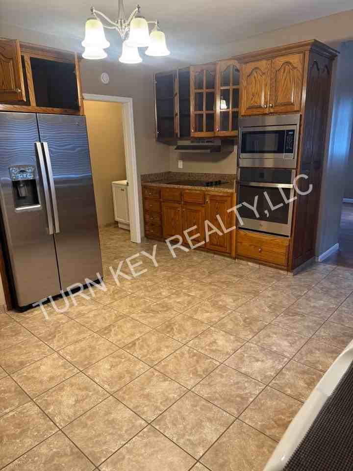 4223 Massachusetts Ave N - Photo 6 of 19