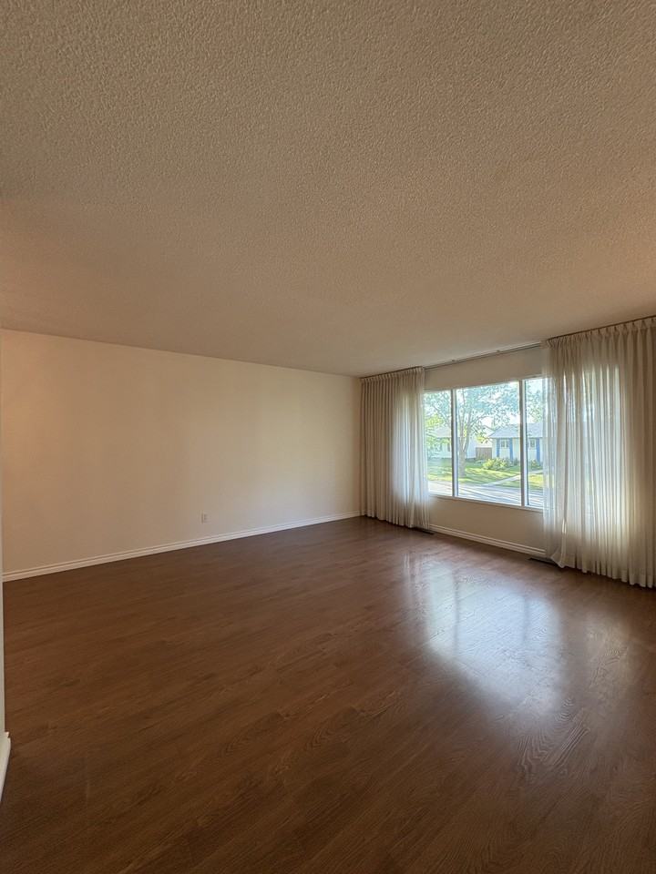 376 Wales Ave - Photo 4 of 21