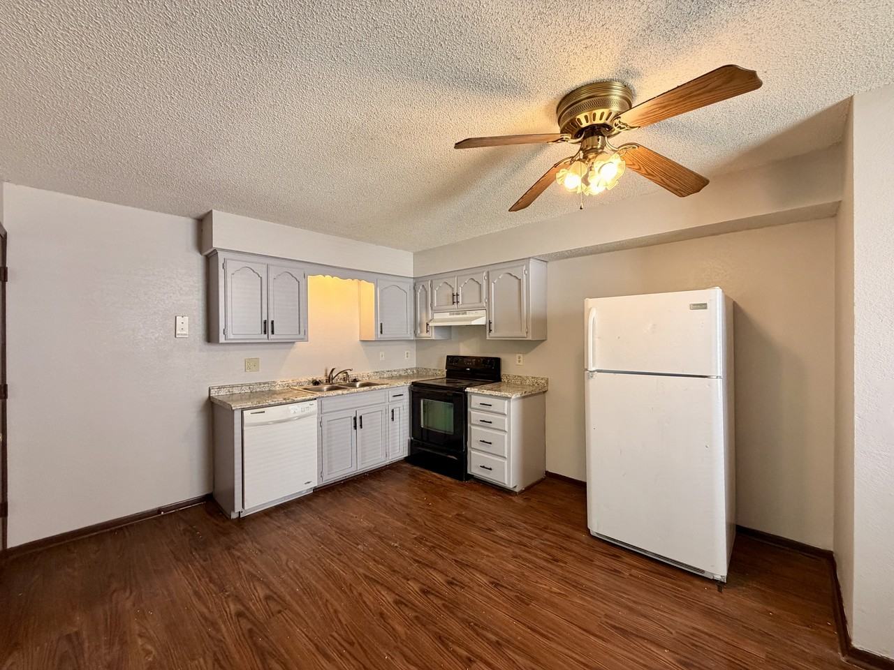 215 Ne Timbercreek Dr #1 - Photo 4 of 12