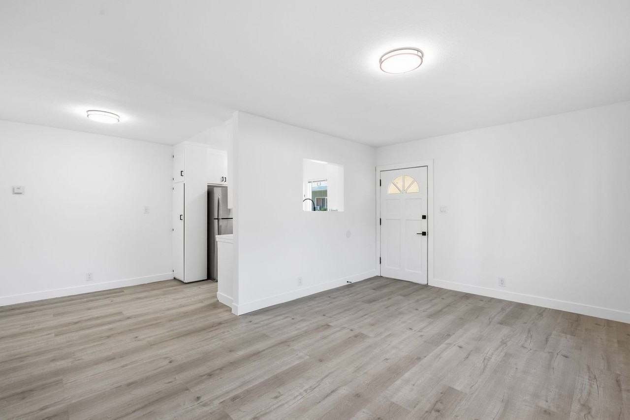 6860-6870 Hazeltine Avenue - Photo 2 of 14
