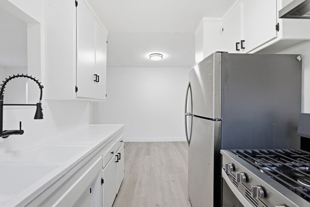 6860-6870 Hazeltine Avenue - Photo 7 of 14