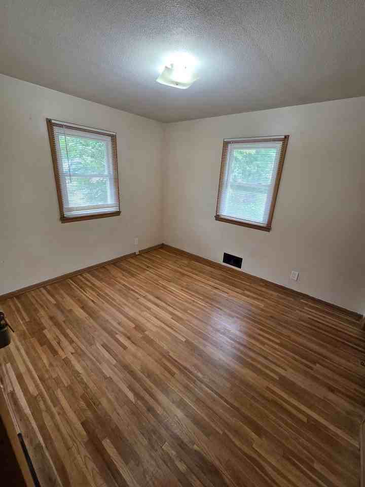 4229 Unity Ave N - Photo 4 of 15