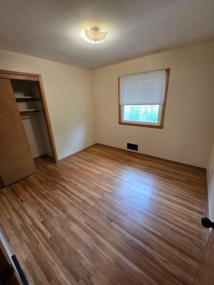 4229 Unity Ave N - Photo 7 of 15