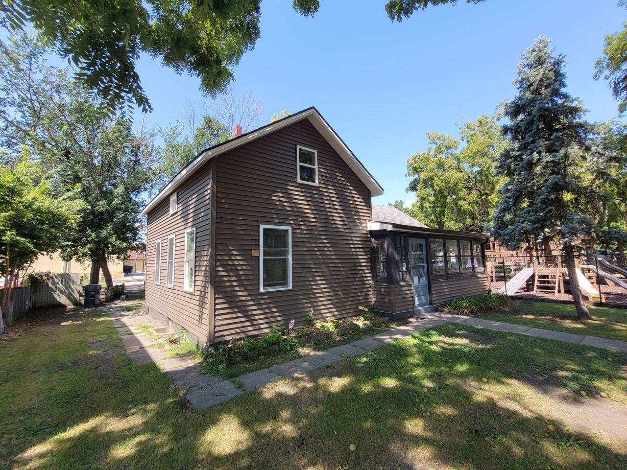 1127 Liberty St - Photo 2 of 20
