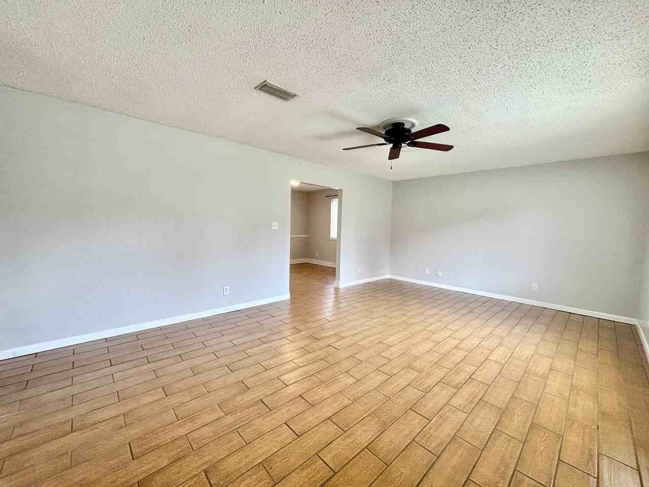 4904 Andrea Ln - Photo 4 of 17